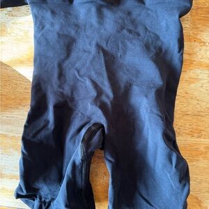 Skims seamless sculpt mid thigh shorts black